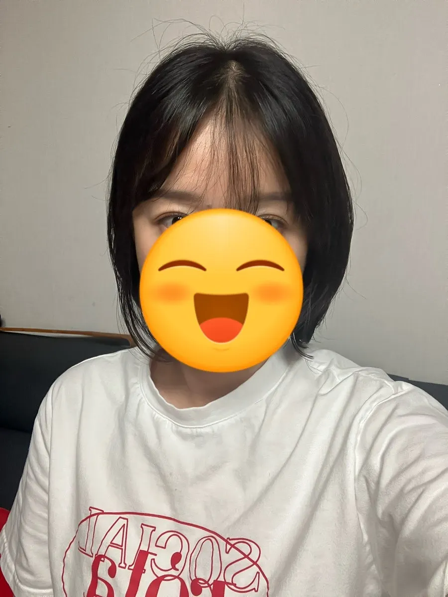 차분하게 정돈된 단발 스타일