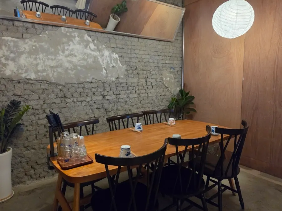 Varied izakaya seating