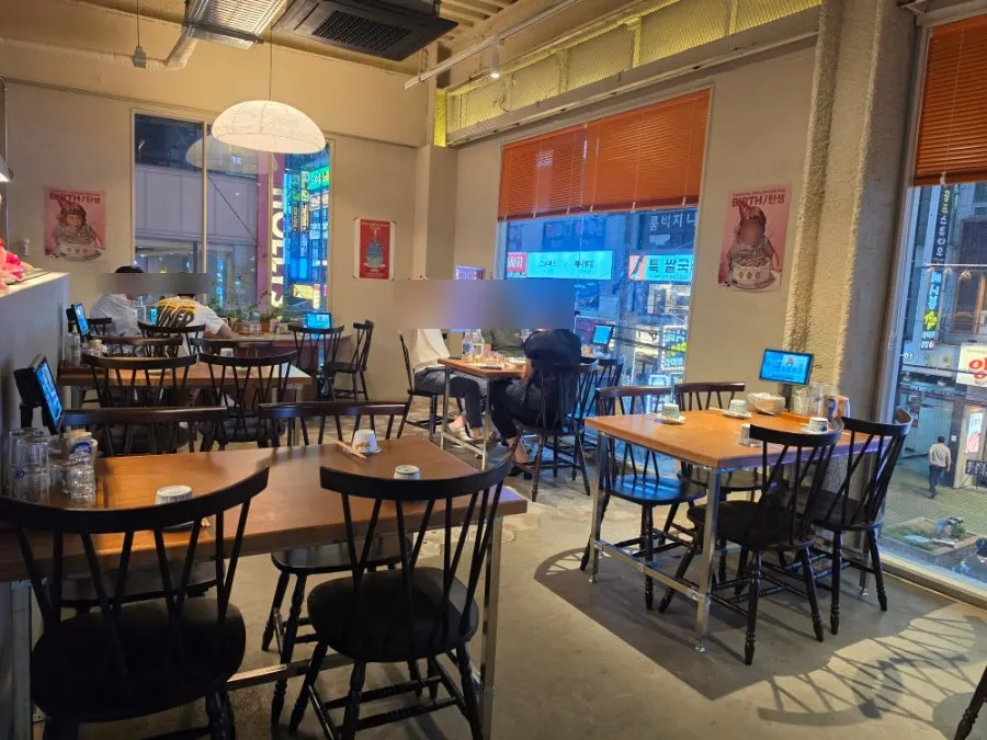 Izakaya hall table seating