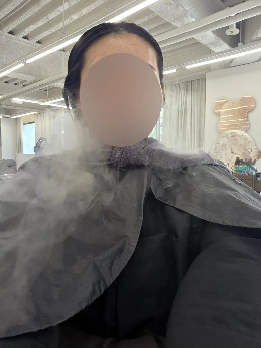 스티머 스팀에 흐릿하게 찍힌 시술 모습