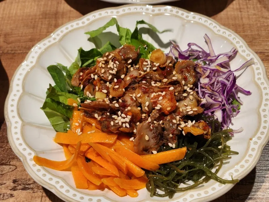 Clam salad with ggosiraegi seaweed