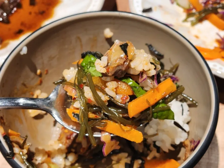 Gondeurae rice mixed with clam salad into a clam bibimbap