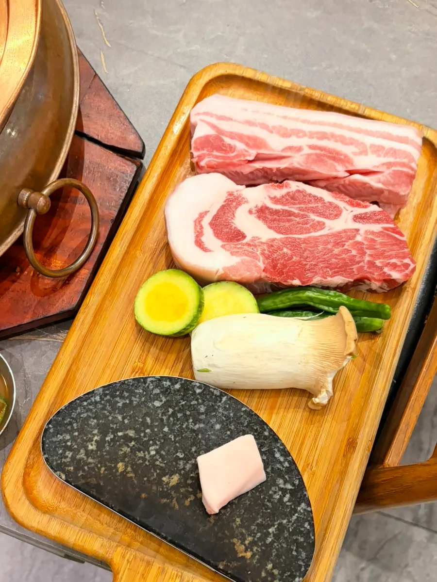 Thick-cut black pork set meal