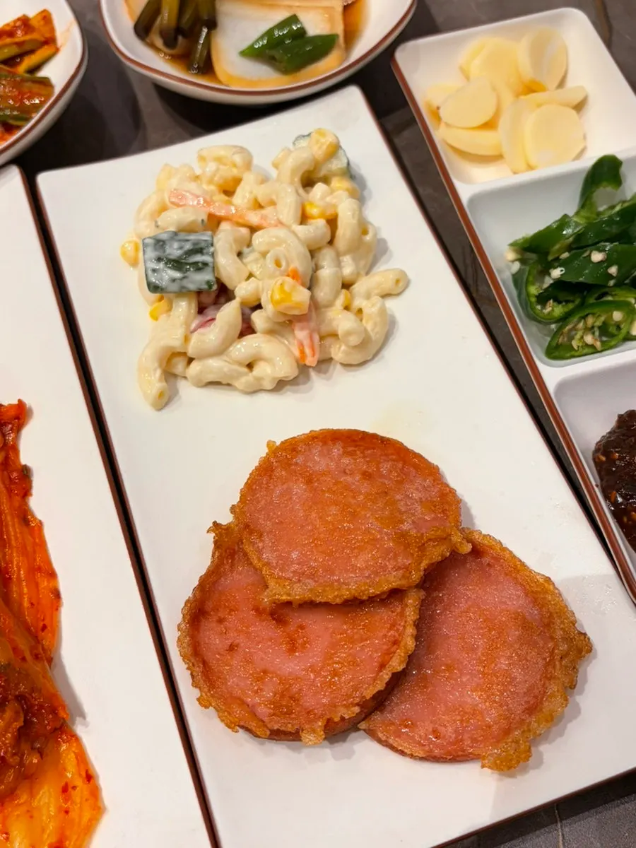 Side-dish selection served with the meat