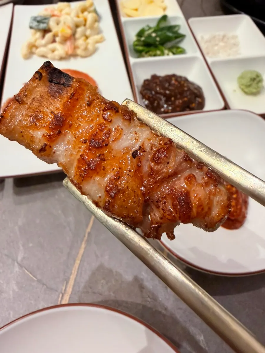 Chewy black pork five-layer pork belly with the skin attached