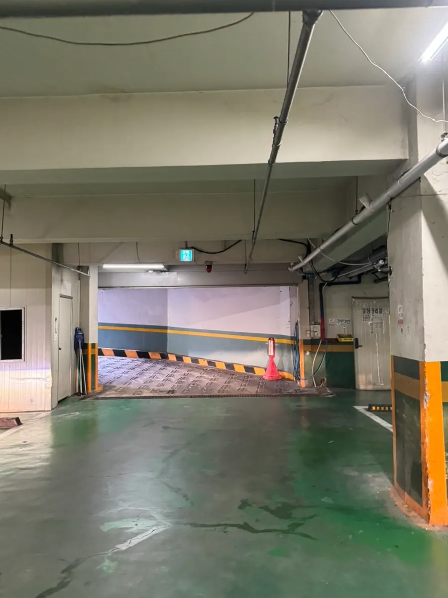 The entrance area of Vivienne Hair, Changwon Sangnam branch