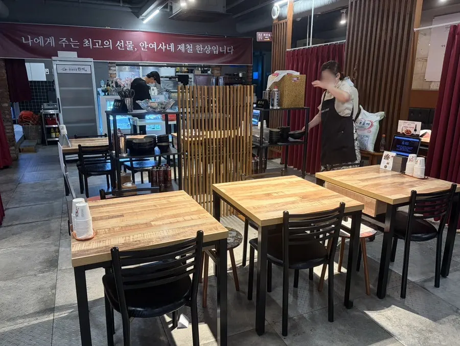 整潔的店內桌位全景