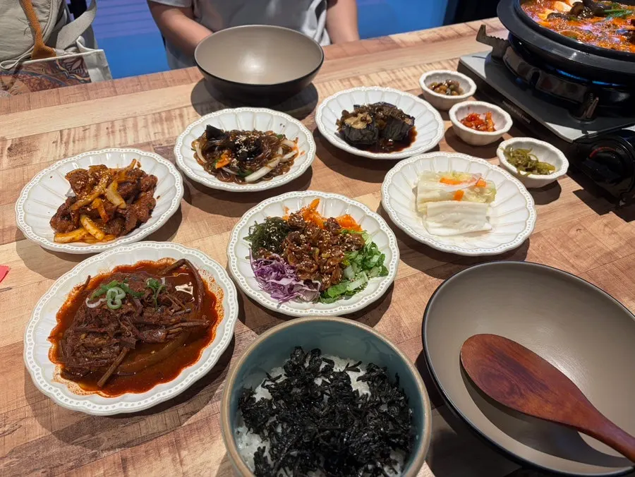 擺滿整桌的10碟韓定食全景
