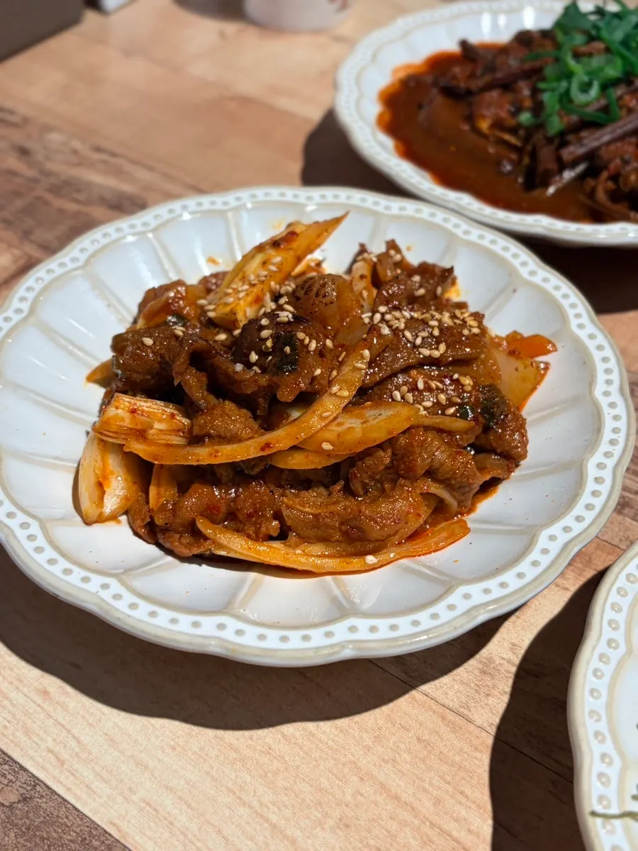 以高麗薊菜飯與小菜擺成的定食