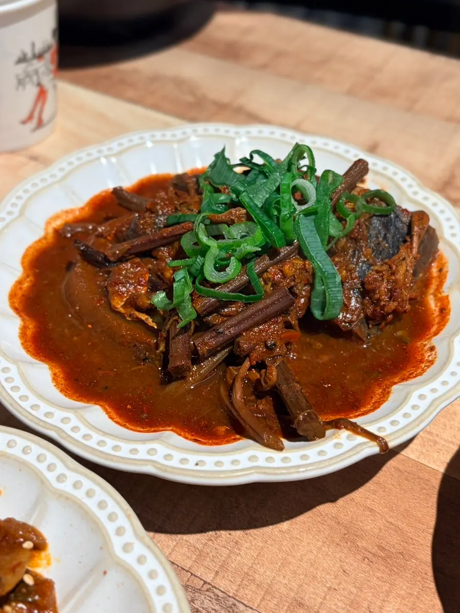 燉鯖魚與小菜的定食組合