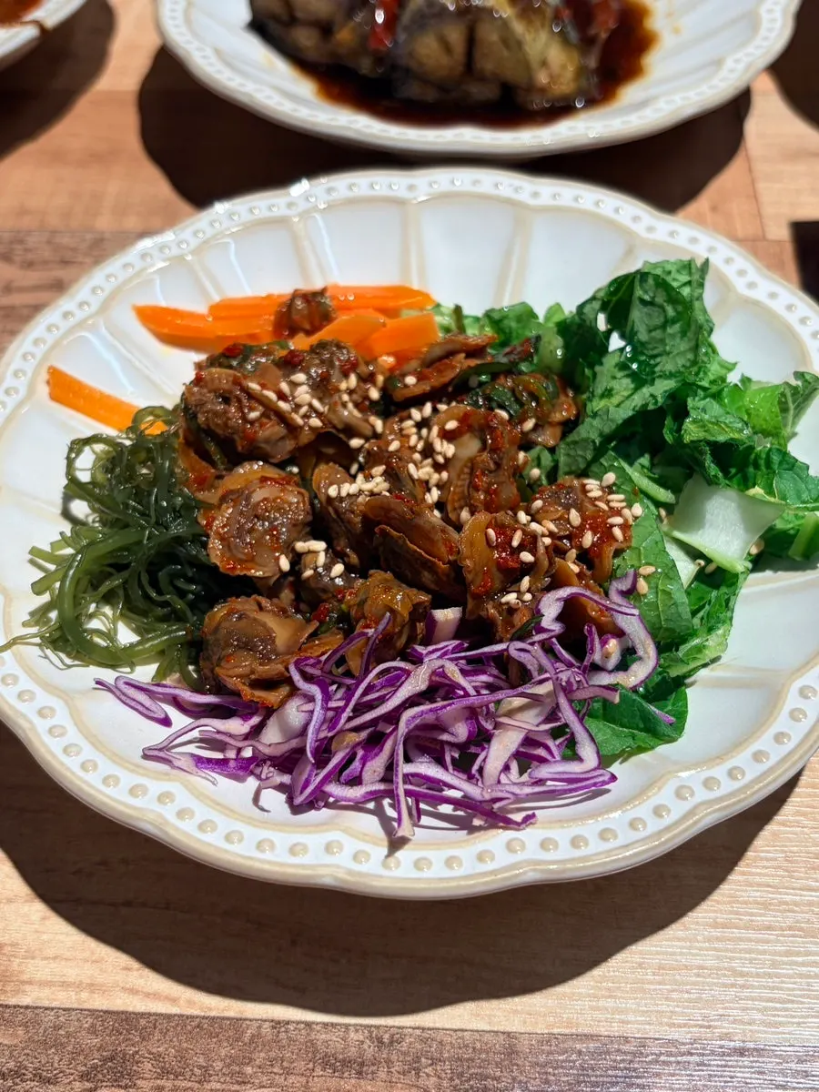 含鳥貝與雜菜的韓式定食