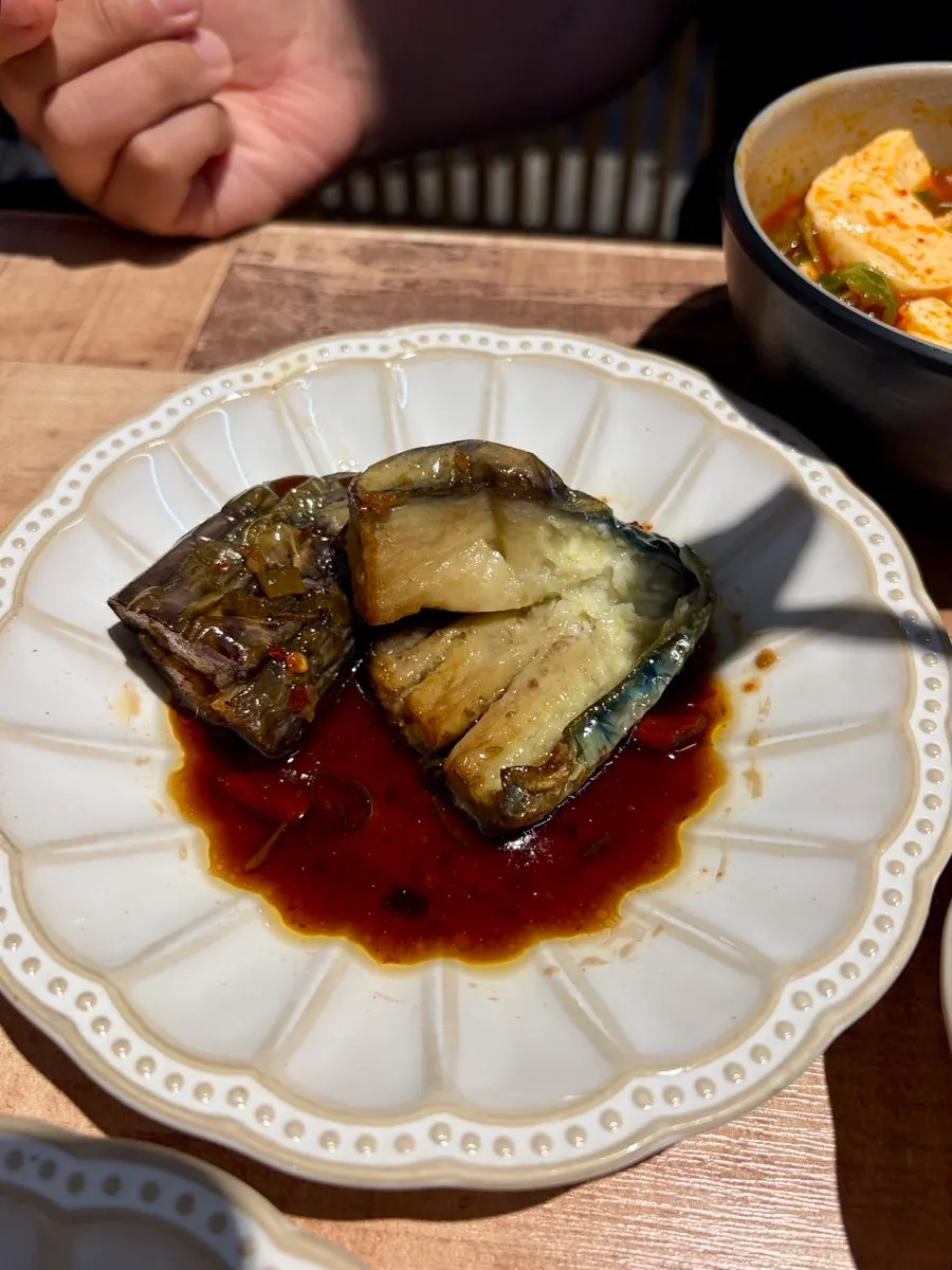 另附醬料享用的炸茄子