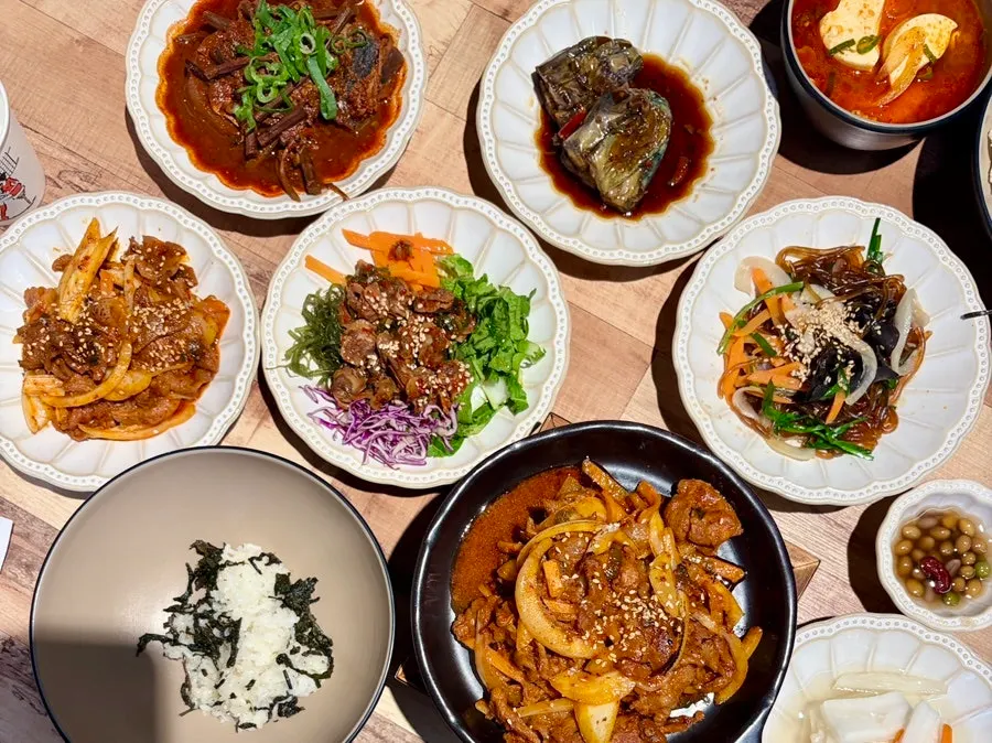 辣炒豬肉、飯與嫩豆腐鍋的用餐組合
