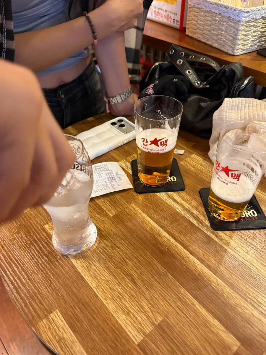 간빠맥주 스탠딩 테이블 위 잔들