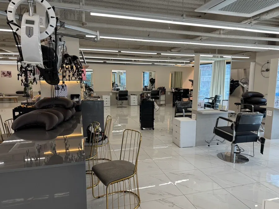 Entrance of Vivienne Hair, Changwon Sangnam branch, on the 2nd floor