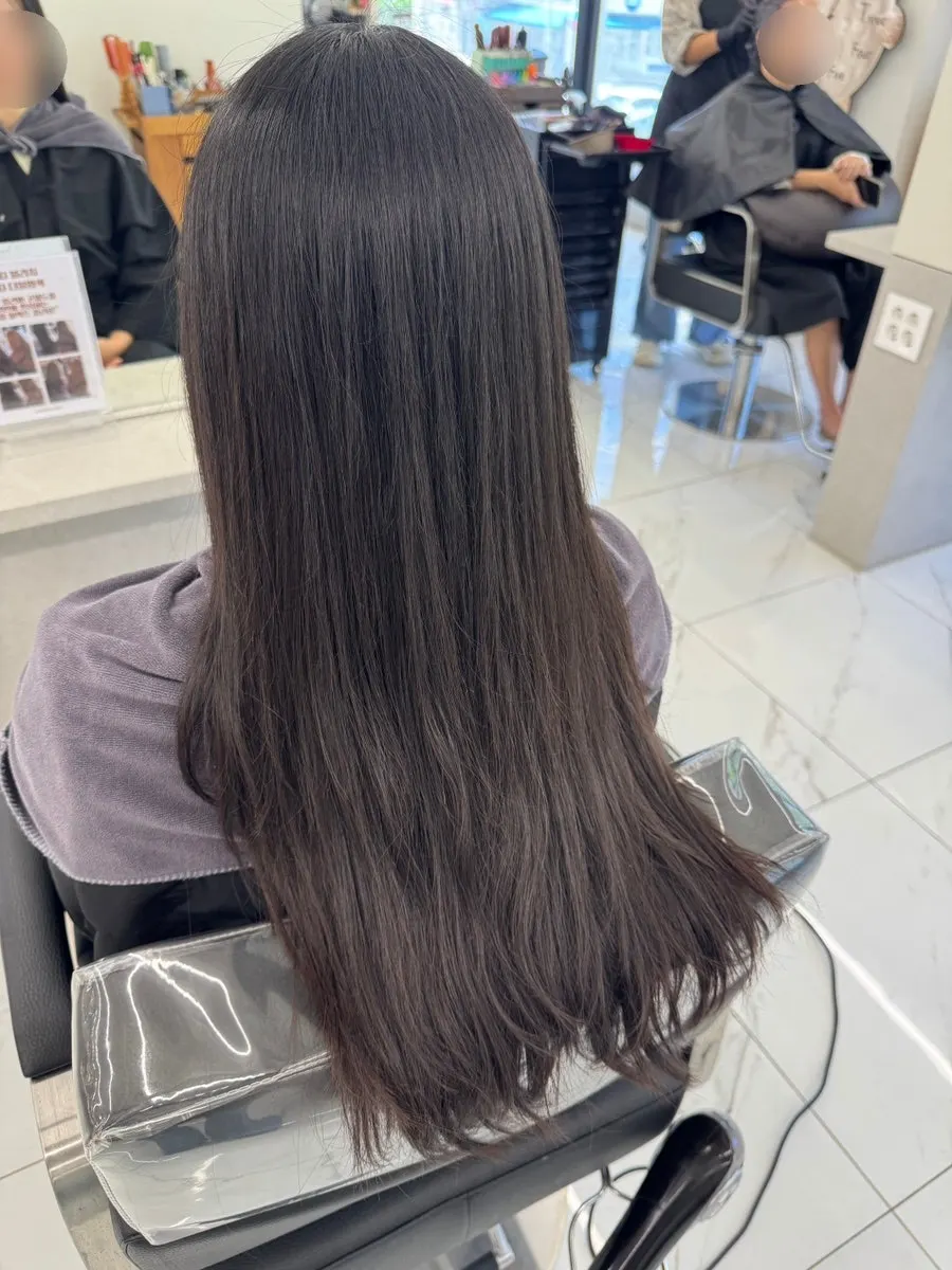Checking hair condition before the treatment