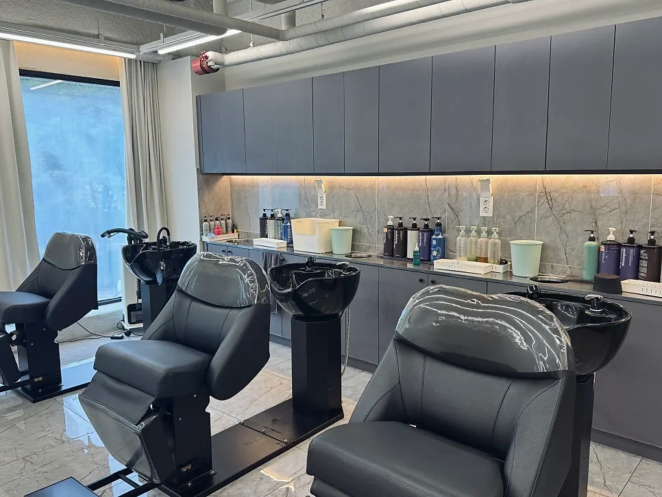 Service seat with a large mirror