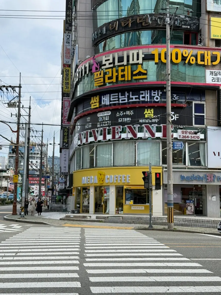 Exterior of the salon building at the Sangnam-dong intersection
