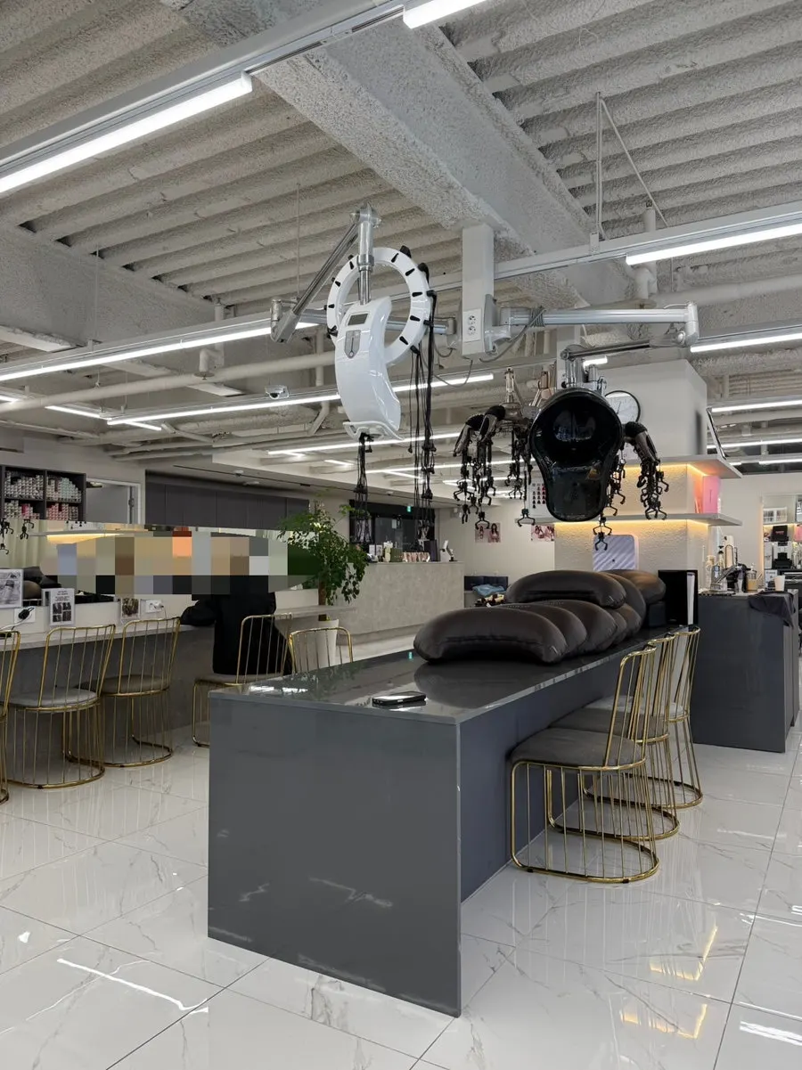 Salon seating with generous spacing