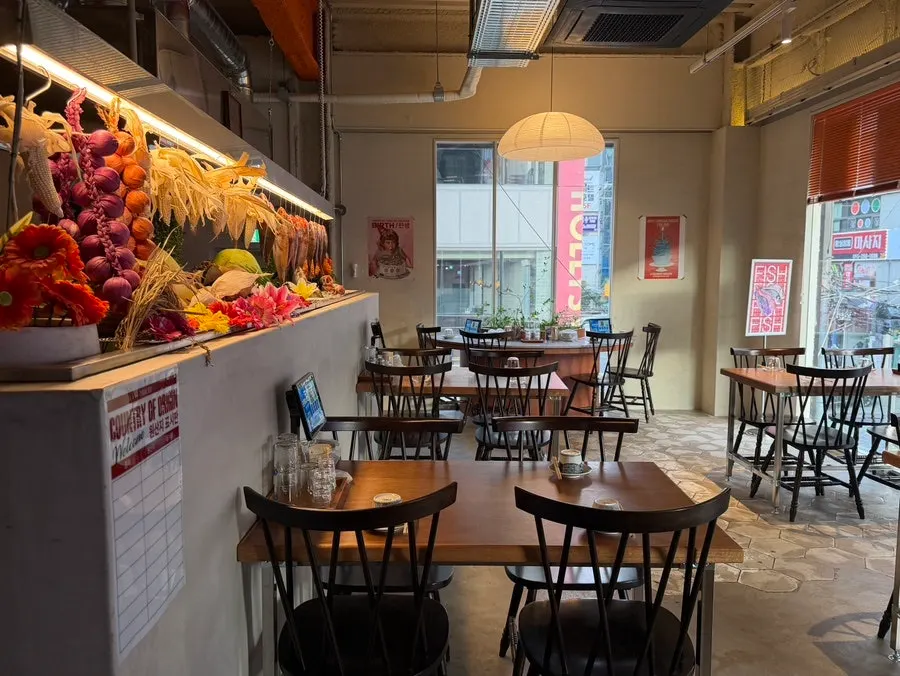 Interior seating and lighting at Tansaeng Sangnam Branch