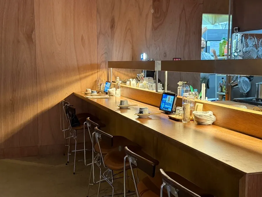 Bar table seating at Tansaeng Sangnam Branch