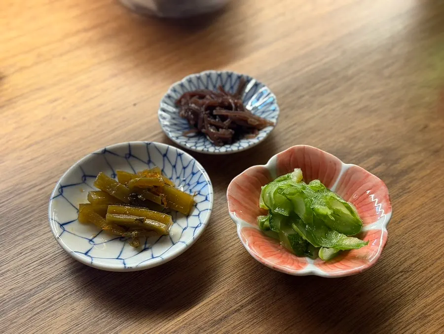 Three basic side dishes: seasoned cucumber, seasoned seaweed, and seasoned gungchae