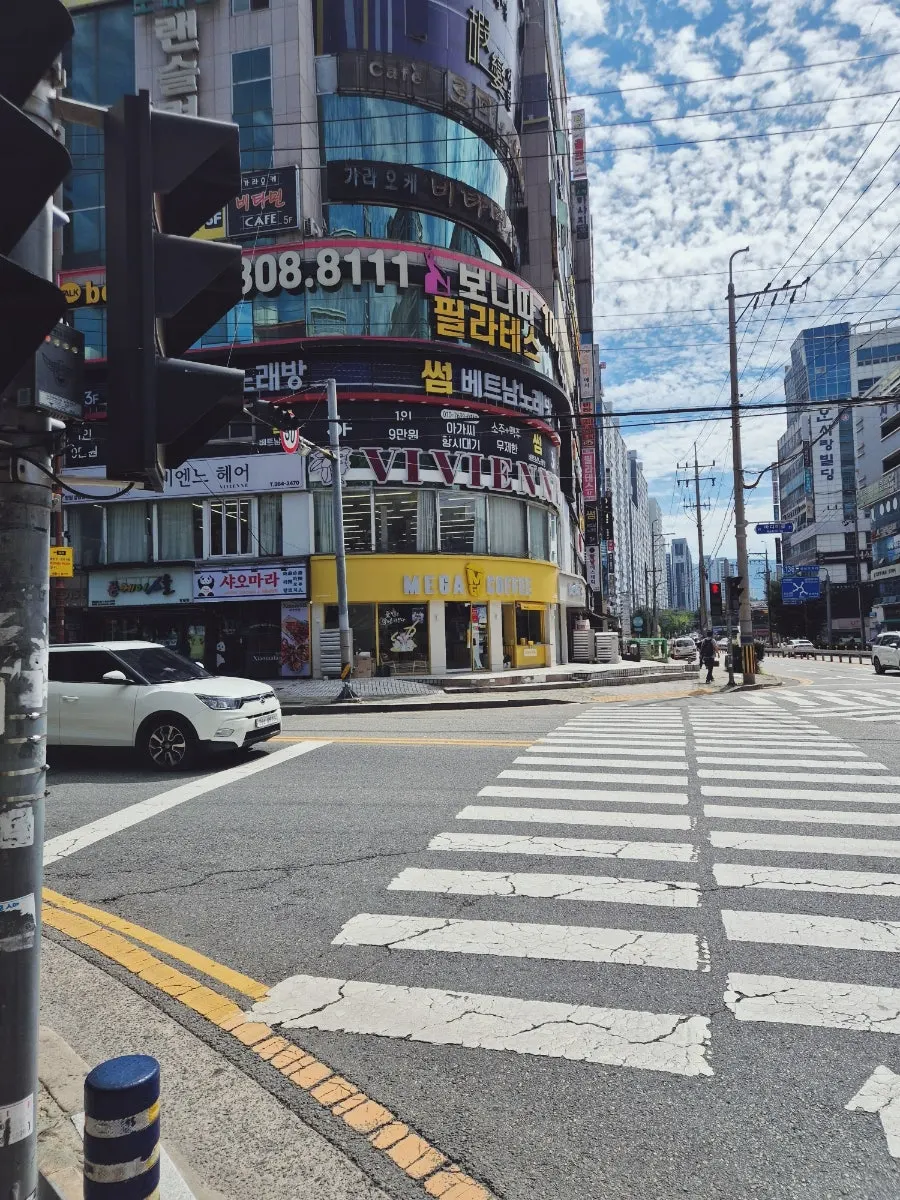 자연광이 들어오는 비비엔느헤어 창원상남점 2층 내부