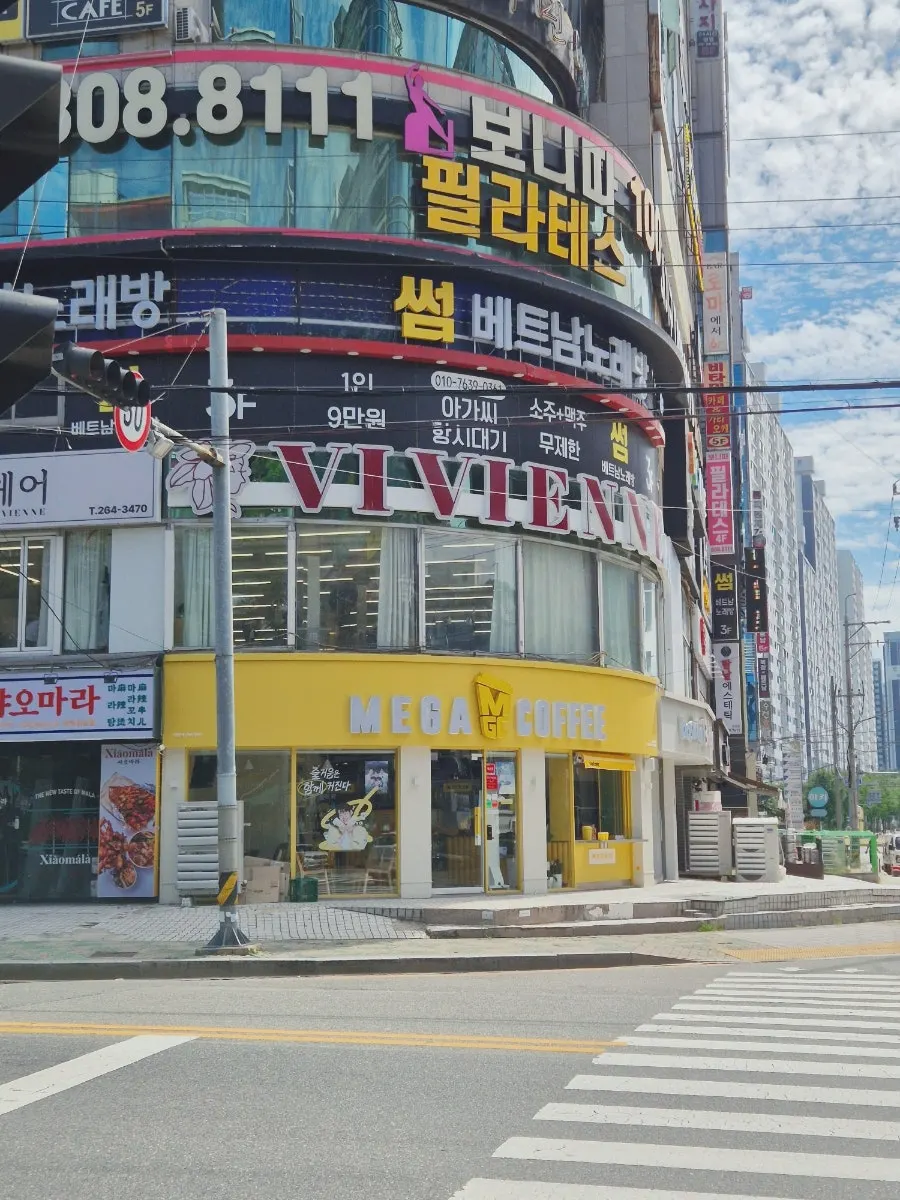 밝고 깔끔한 분위기의 비비엔느헤어 창원상남점 시술 공간