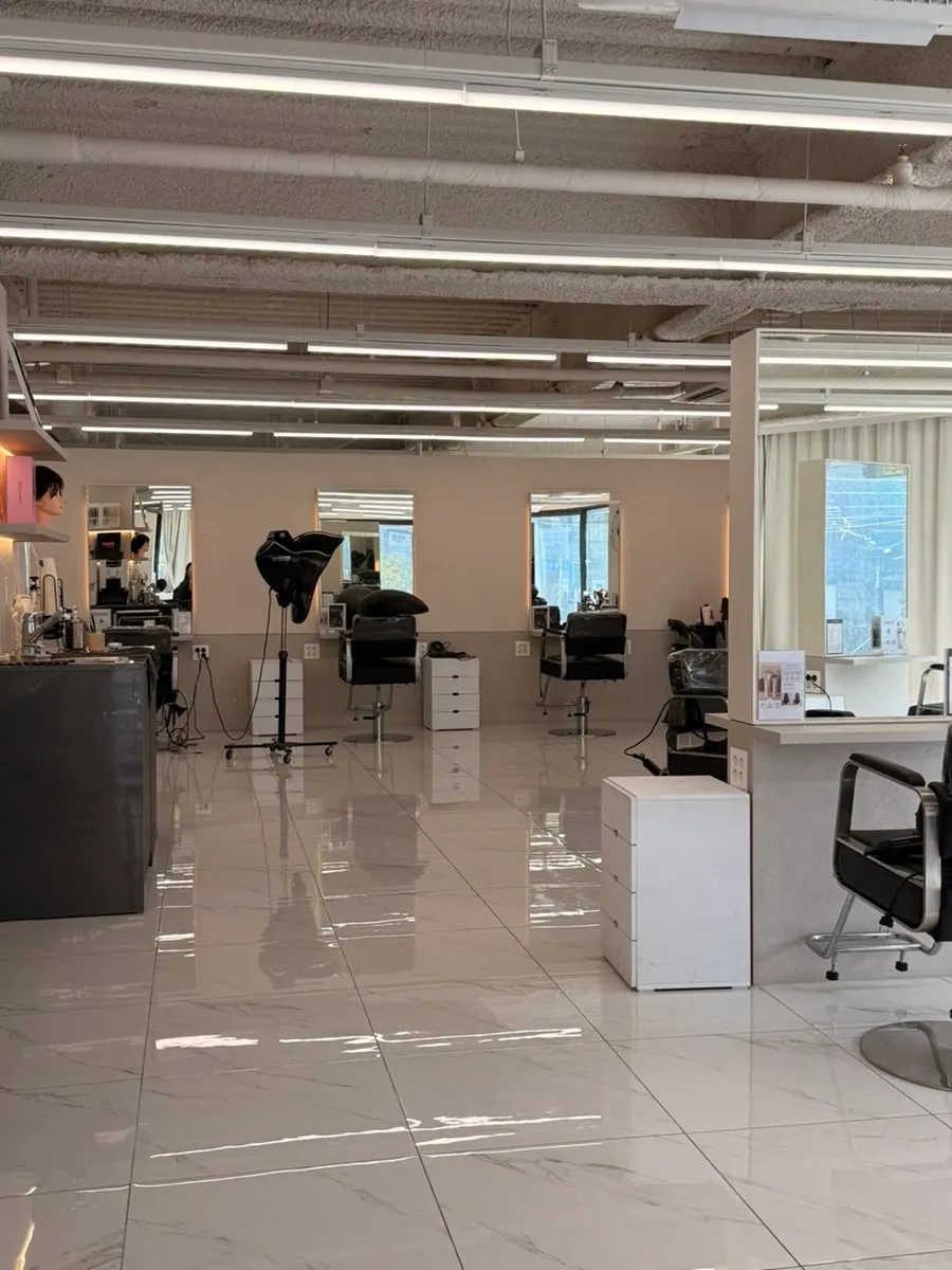 Entrance of Vivienne Hair, Changwon Sangnam branch near the main intersection in Sangnam-dong, Changwon