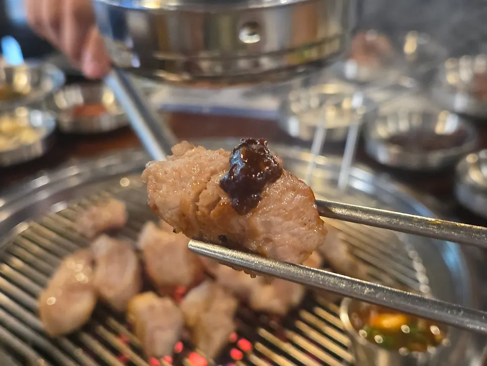 다양한 소스와 함께 즐기는 숙성 고기