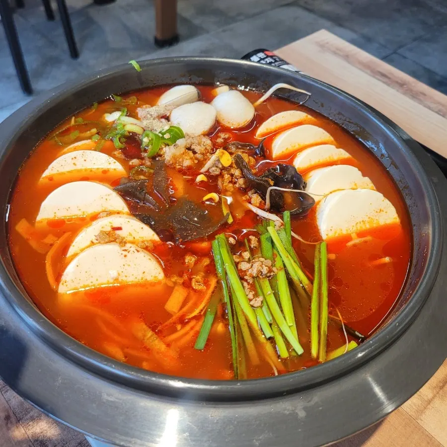 상에 차려진 기본 수저와 밑반찬