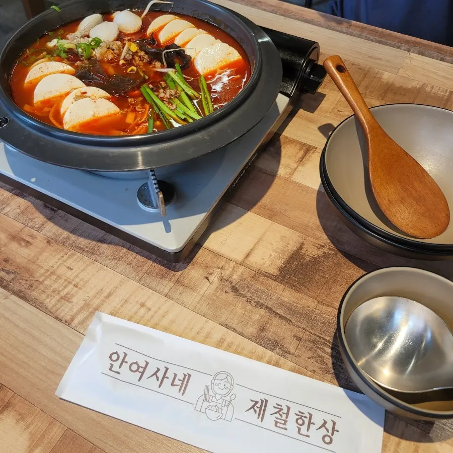 끓고 있는 얼큰순두부전골 국물