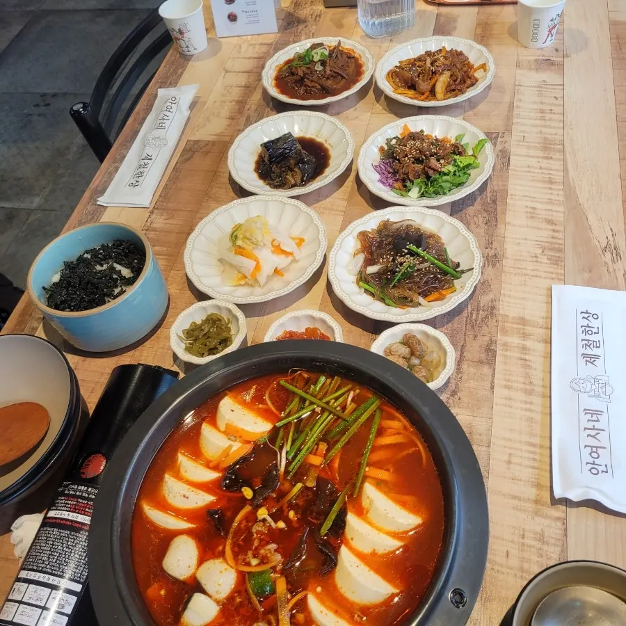 순두부전골 한 그릇 덜어낸 모습