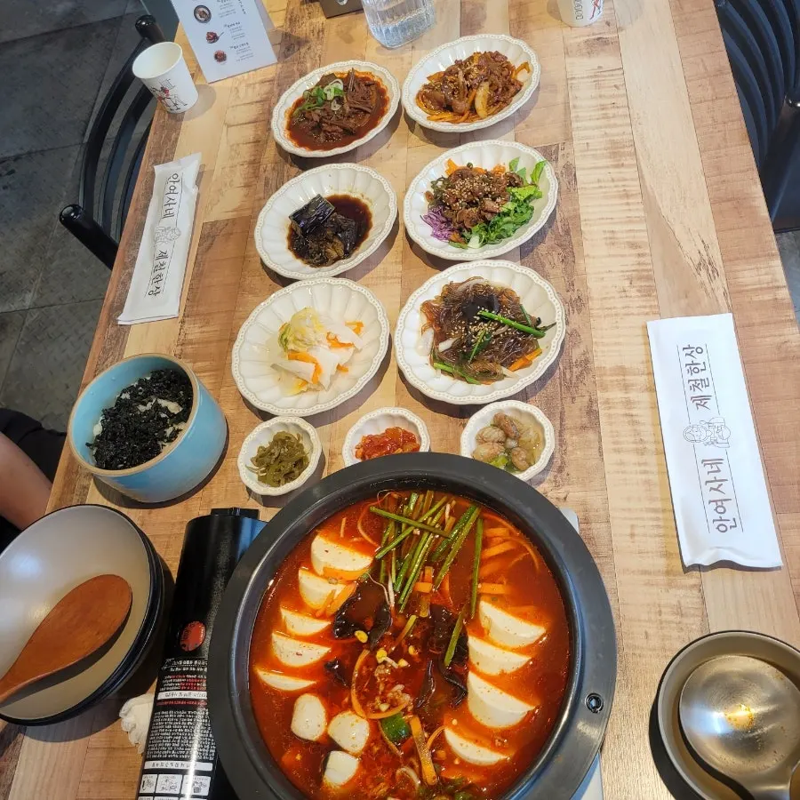 정갈하게 차려진 10첩 한상 전체