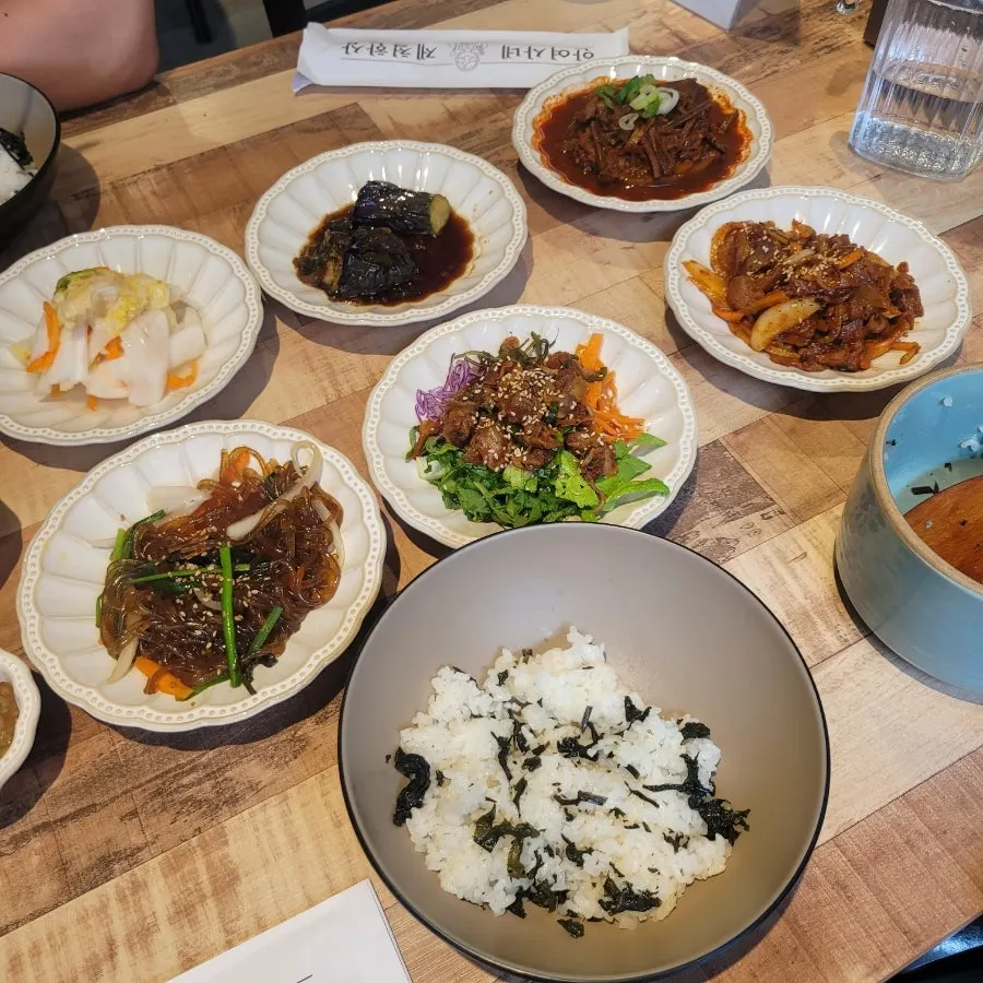 곤드레밥과 반찬을 함께 담은 상차림
