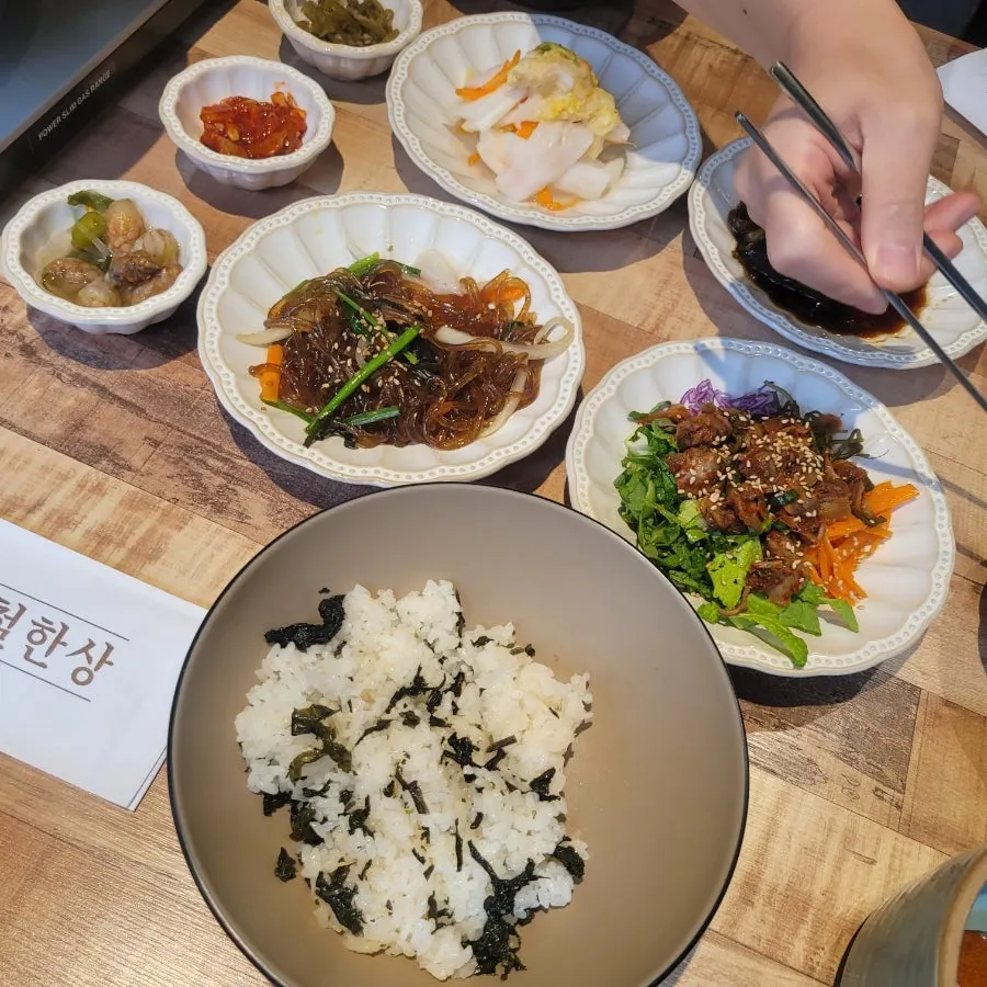양념이 밥과 어울리는 제육 접시