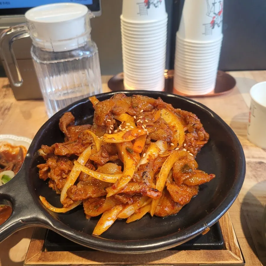 밥과 함께 먹은 제육 한 점