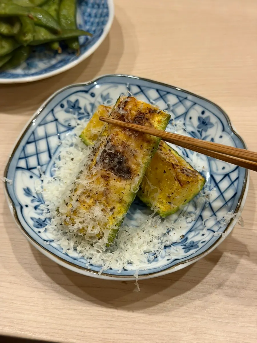 チーズを添えた季節野菜ズッキーニの焼き物