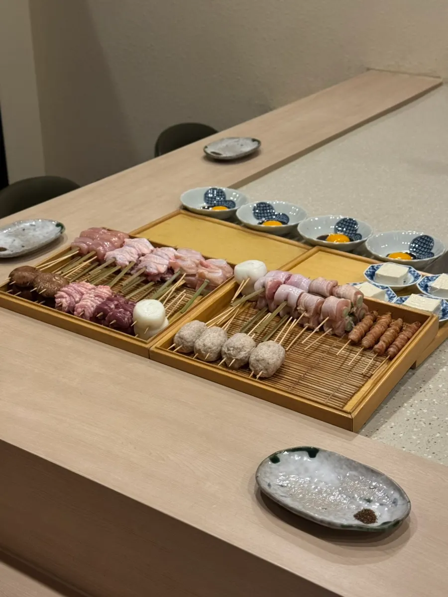 토리도시 카운터에 세팅된 야키토리 꼬치