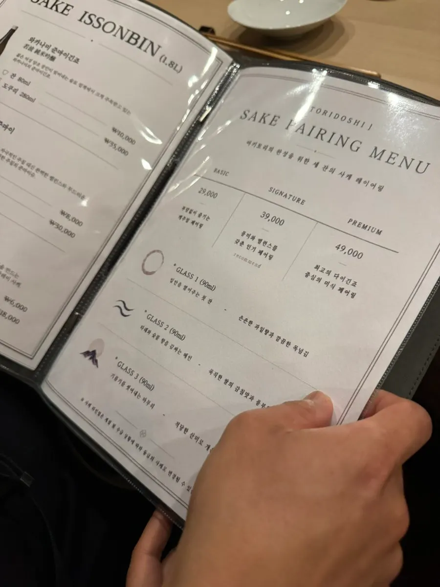 토리도시 꼬치 종류가 놓인 카운터
