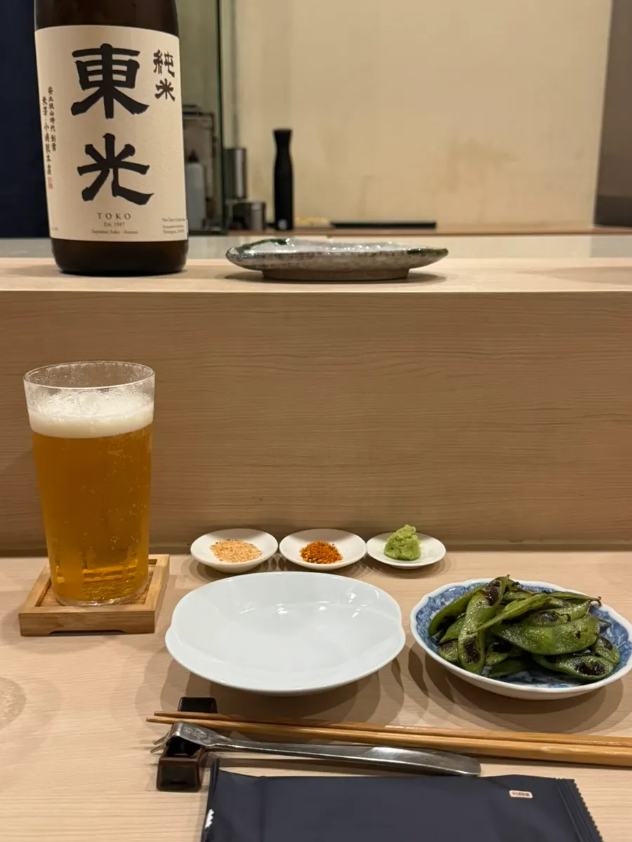 도쿠리에 담긴 사케와 산토리 생맥주