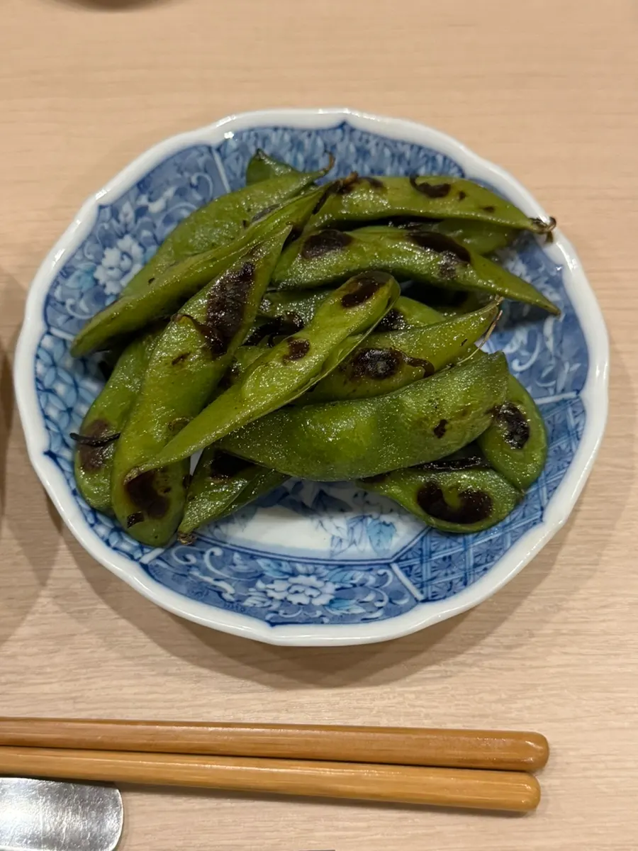 식사 시작 전 자리에 놓인 술과 접시