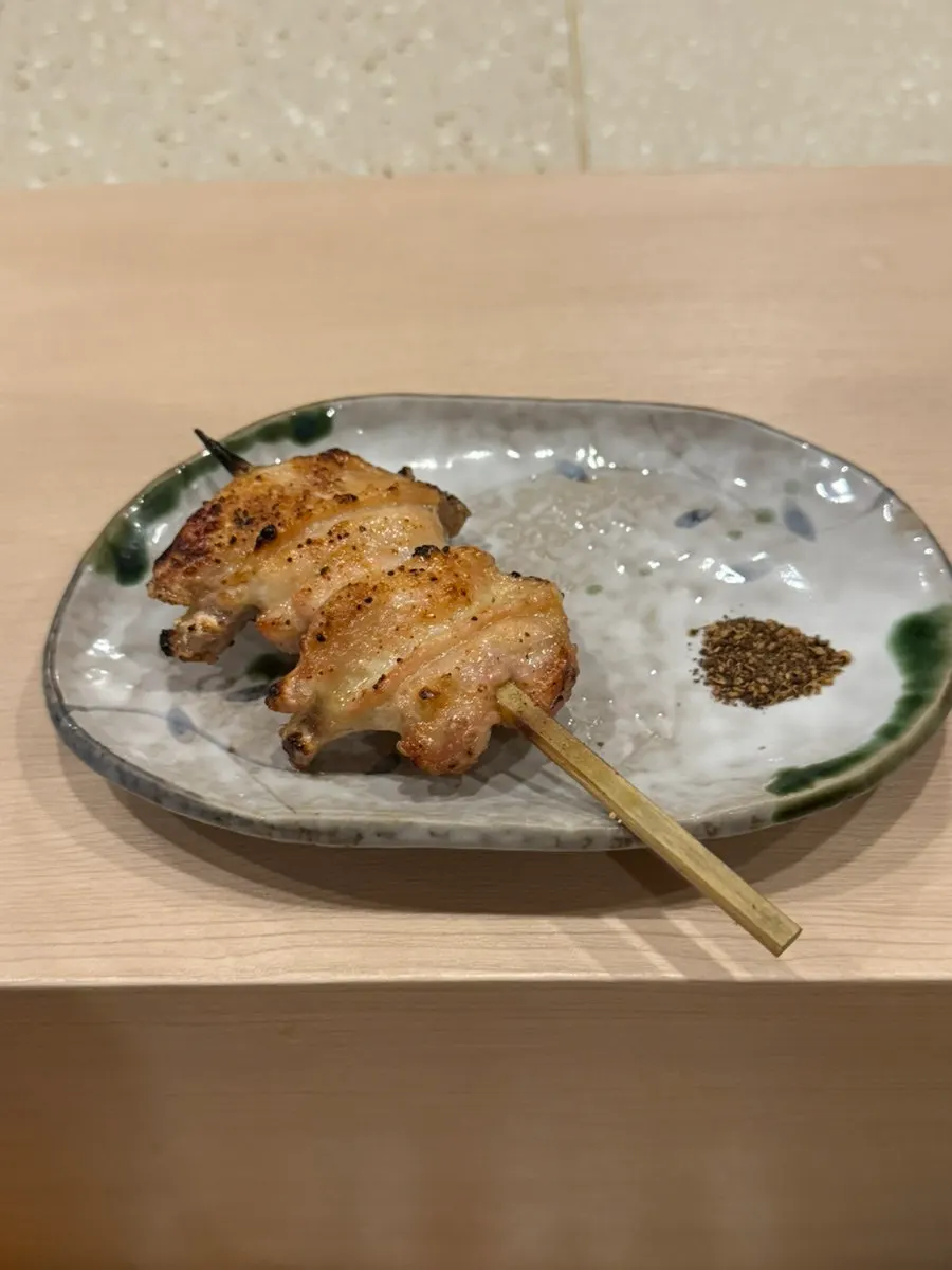 부드럽게 구워진 닭 안심 꼬치