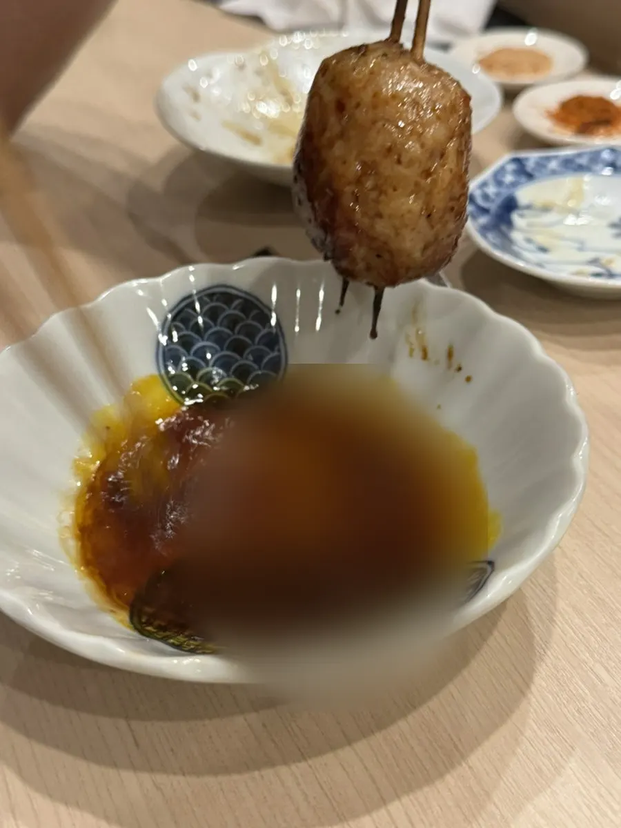 양념소스를 바른 닭껍질 꼬치