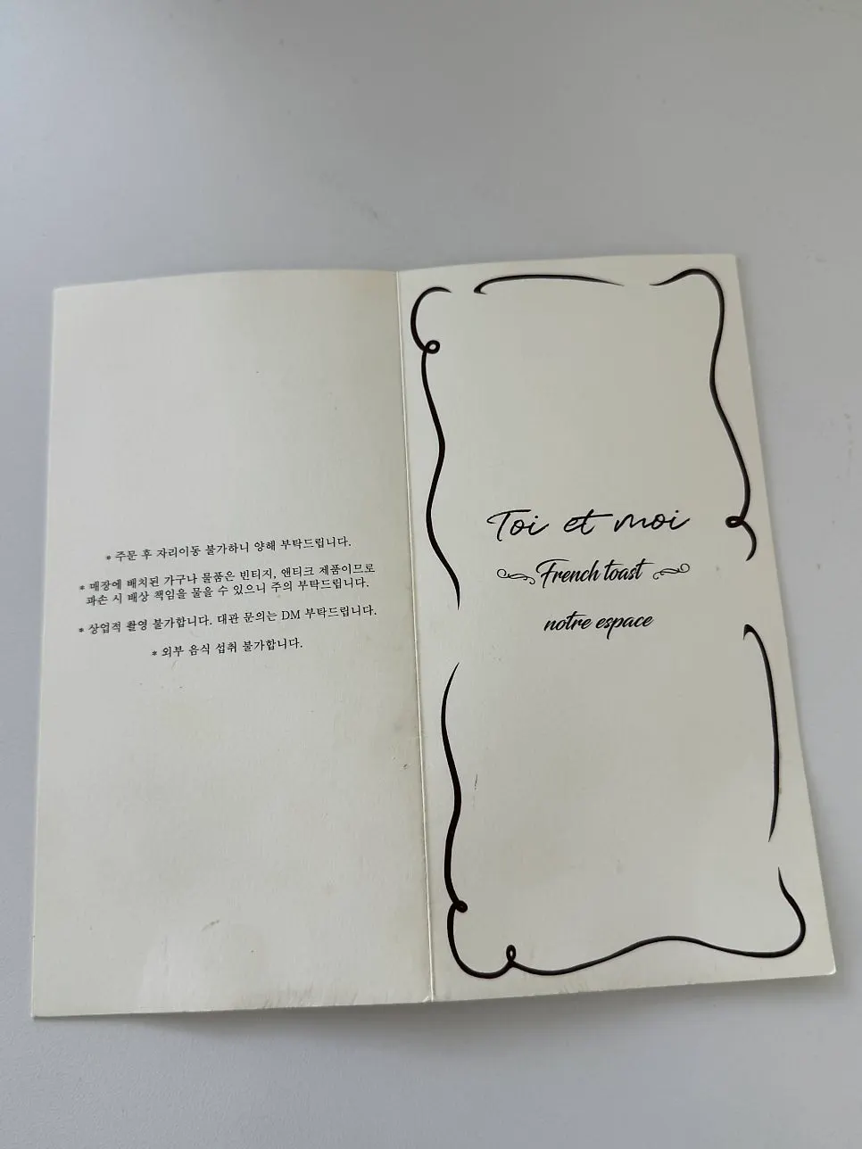 Teuwaetmoa menu placed on the table
