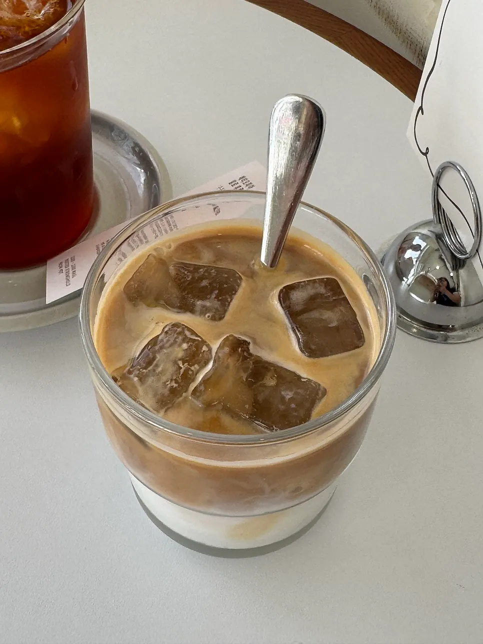 A glass of iced café latte