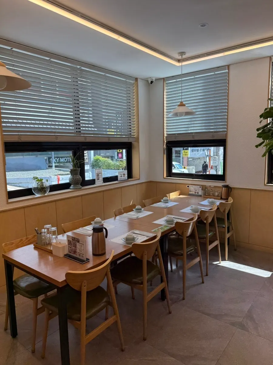 4-person and 6-person table seating at Daedo Jangeo