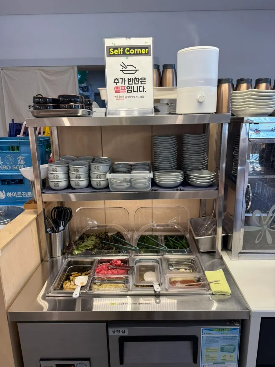 Self-serve side dish bar at Daedo Jangeo