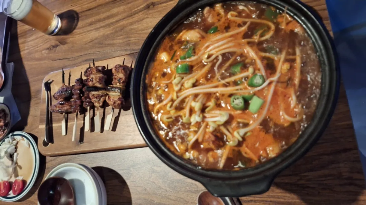 창원 어반브릭스 3층 야키토리 공 매장 전경