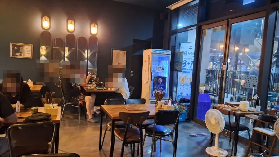 아늑한 야키토리 공 실내 좌석 분위기